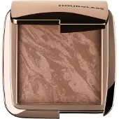 Hourglass Ambient Lighting -pronssi kirkkaassa pronssisessa valossa. Korostava pronssi luonnolliseen auringon hehkuun. Vegaani ja Cruelty-free.