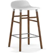 Normann Copenhagen Form Chair baarijakkara pähkinäjalat valkoinen