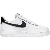 Nike Matalavartiset tennarit 'AIR FORCE 1 07' musta / valkoinen