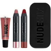 Nudestix Sarja : Punainen Hot Lips Mini Kit Royal Cream huulipuna 04 Nude 2 ml + punainen Hot Lips Mini Kit Royal Cream Lipstick Posh 2,5 ml