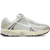 Nike Matalavartiset tennarit 'Zoom Vomero 5' harmaa / vaaleanharmaa