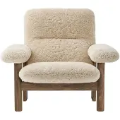 Audo Copenhagen Brasilia nojatuoli Walnut-Nature sheepskin curly