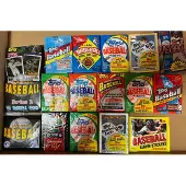 Topps 300 vanhaa -baseball-korttia suljetussa lahjapakkauksessa