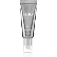 Medik8 Crystal Retinal 6 tehokkaasti kosteuttava ja ryppyjä ehkäisevä seerumi sisältää A- ja E-vitamiineja 30 ml
