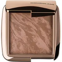 Hourglass Ambient Lighting -pronssi kirkkaassa pronssisessa valossa. Korostava pronssi luonnolliseen auringon hehkuun. Vegaani ja Cruelty-free.