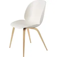 Gubi Beetle tuoli Alabaster white, mattalakattu tammirunko