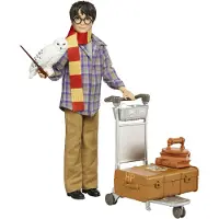 Mattel Nivel 9 3/4-niveltysnukke Hedwigin Ja Matkatavaravaunujen Kanssa Sisältää Tarvikkeita Ja Tarroja
