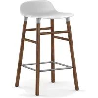 Normann Copenhagen Form Chair baarijakkara pähkinäjalat valkoinen