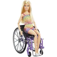 Barbie Vaaleahiuksinen Fashionista-nukke Pyörätuolissa