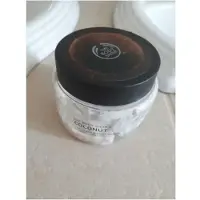 The Body Shop Coconut Body Scrub vartalokuorinta sisältää kookosta 240 ml