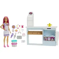 Barbie -leipomonukke ja leikkisetti vaaleanpunatukkaisella pienell nukella, leivonta-asemalla, kakkumuotilla ja taikinalla sek yli 20 tarvikkeel