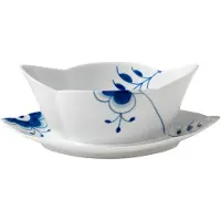 Royal Copenhagen Blue Fluted Mega -kastikekulho aluslautasella 55 cl