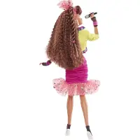 Barbie Rewind 80s Edition Dolls Night Out -nukke (11,5 tuuman ruskeaverikkφ) juhlassa, jossa on neontakkihame ja -tarvikkeita kasettinauhalla varuste