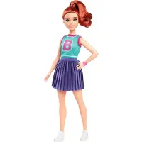 Barbie Fashionistas -nukke #232, jolla on punaiset hiukset ja urheilullinen B-jerseytoppi ja laskostettu violetti hame, sek kello ja lenkkarit.