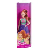 Barbie Fashionistas -nukke #232, jolla on punaiset hiukset ja urheilullinen B-jerseytoppi ja laskostettu violetti hame, sek kello ja lenkkarit.