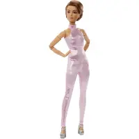 Mattel Looks -ker ilynukke nro 22, jossa on Pixie-leikkaus ja moderni Y2K-muodin paljeteilla koristeltu pinkki halterihaalari hopeisilla koroilla
