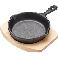 Kitchencraft Mini valurautainen tarjoilupannu, puualustalla