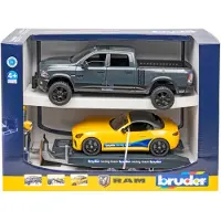 BRUDER RAM 2500 Power Wagon + Roadster Racing team ajoneuvo