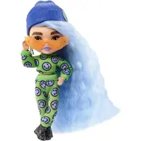 Barbie Extra Mini -nukke nro 3 (5,5 tuumaa), jossa on emojipainattu 2-osainen muoti nukketelineineen ja tarvikkeineen, mukaan lukien aurinkolasit ja