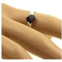 Bijoux Kivet ja mineraalit. Hopeoitu raakasafiirisormus. 7,35 senttiä. Säädettävä koko.