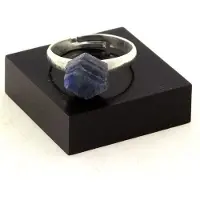 Bijoux Kivet ja Mineraalit. Hopeoitu raakasafiirisormus. 14,35 senttiä. Säädettävä koko.