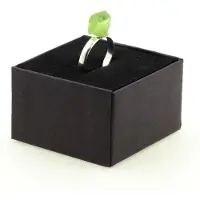 Bijoux Kivet ja mineraalit. Hopeoitu raaka Peridot-sormus. 11,88 senttiä. Säädettävä koko.
