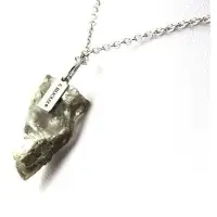 Bijoux Kivet ja mineraalit. Raaka kipsi kaulakoru. 17,10 ct. Marcieu, Isère, Ranska.