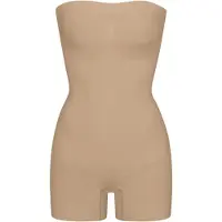 SKIMS Seamless Sculpt Strapless Shortie - olkaimeton body