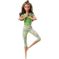 Barbie Made to Move -nukke, jossa on 22 joustavaa nivelt ja pitk t laineikkaat ruskeat hiukset. Yll urheiluvaatteet lapsille 3 7 vuotiaille, vi
