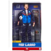 Barbie Signature -muotinukke Ted Lasso sinisess verkkapuvussa ja AFC Richmond -logolla, ker ilyesine esill olevassa pakkauksessa