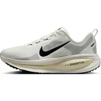 Nike Juoksukengät 'VOMERO 18' musta / valkoinen