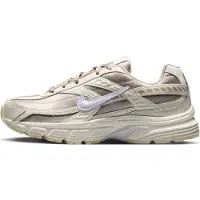 Nike Matalavartiset tennarit 'Initiator' kerma / nude