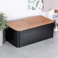 By Lille Vilde Musta bambuinen leipätarjotin leikkuulaudalla