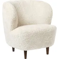 Gubi Stay Lounge Chair Sheepskin Offwhite/walnut - Nojatuolit Lampaantalja Luonnonvalkoinen - 10118719