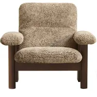 Audo Copenhagen Brasilia nojatuoli Walnut-Sahara sheepskin curly