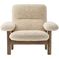 Audo Copenhagen Brasilia nojatuoli Walnut-Nature sheepskin curly