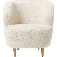 Gubi Stay Lounge Chair Sheepskin Offwhite/oak - Nojatuolit Lampaantalja Luonnonvalkoinen - 10123434