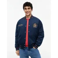 Tommy Hilfiger Välikausitakki 'Crest Patch Relaxed Bomber' laivastonsininen / mokka / kirsikanpunainen / valkoinen