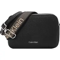 Calvin Klein Olkalaukku 'Logo Strap Pebble Grain Camera' musta