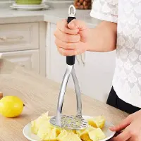 Hobby Hall Keittiötyökalut, ruostumattomasta teräksestä valmistettu perunamurska, jossa on leveä ja ergonominen vaakasuora kahva. Hieno ristikkomuusilautanen sileälle perunamuusille,
