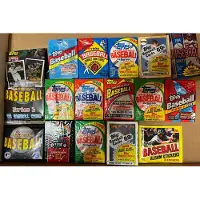 Topps 300 vanhaa -baseball-korttia suljetussa lahjapakkauksessa