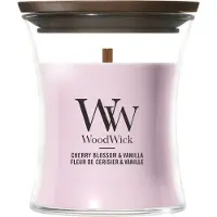 Woodwick Cherry Blossom & Vanilla tuoksukynttilä sisältää puusydämen 85 g