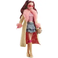 Barbie Signature My Scene -nukke ja asusteet: Chelsea Y2K-henkisess asussa, perhosyl inen cargo-farkkukassi ja nuken teline