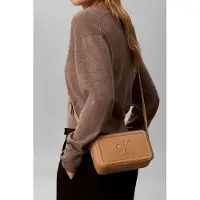 Calvin Klein Olkalaukku 'Contrast Monogram Camera' karamelli