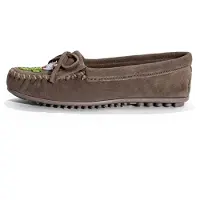 Minnetonka Mokkasiina 'Kilty Tread' harmaa