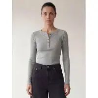ARMIE Paita 'The Petra Henley Slim-Fit Top - LGM' vaaleanharmaa